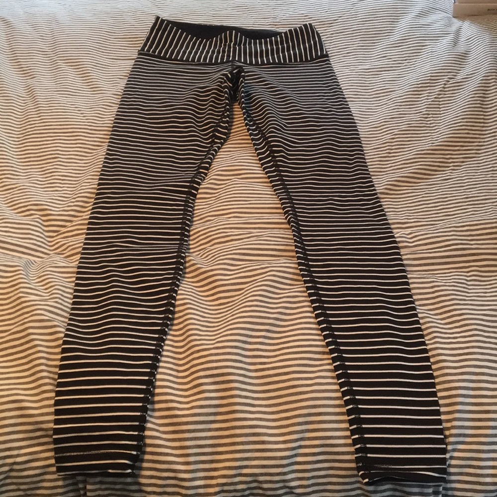 Women’s Lululemon Black/white stripe leggings sz 6